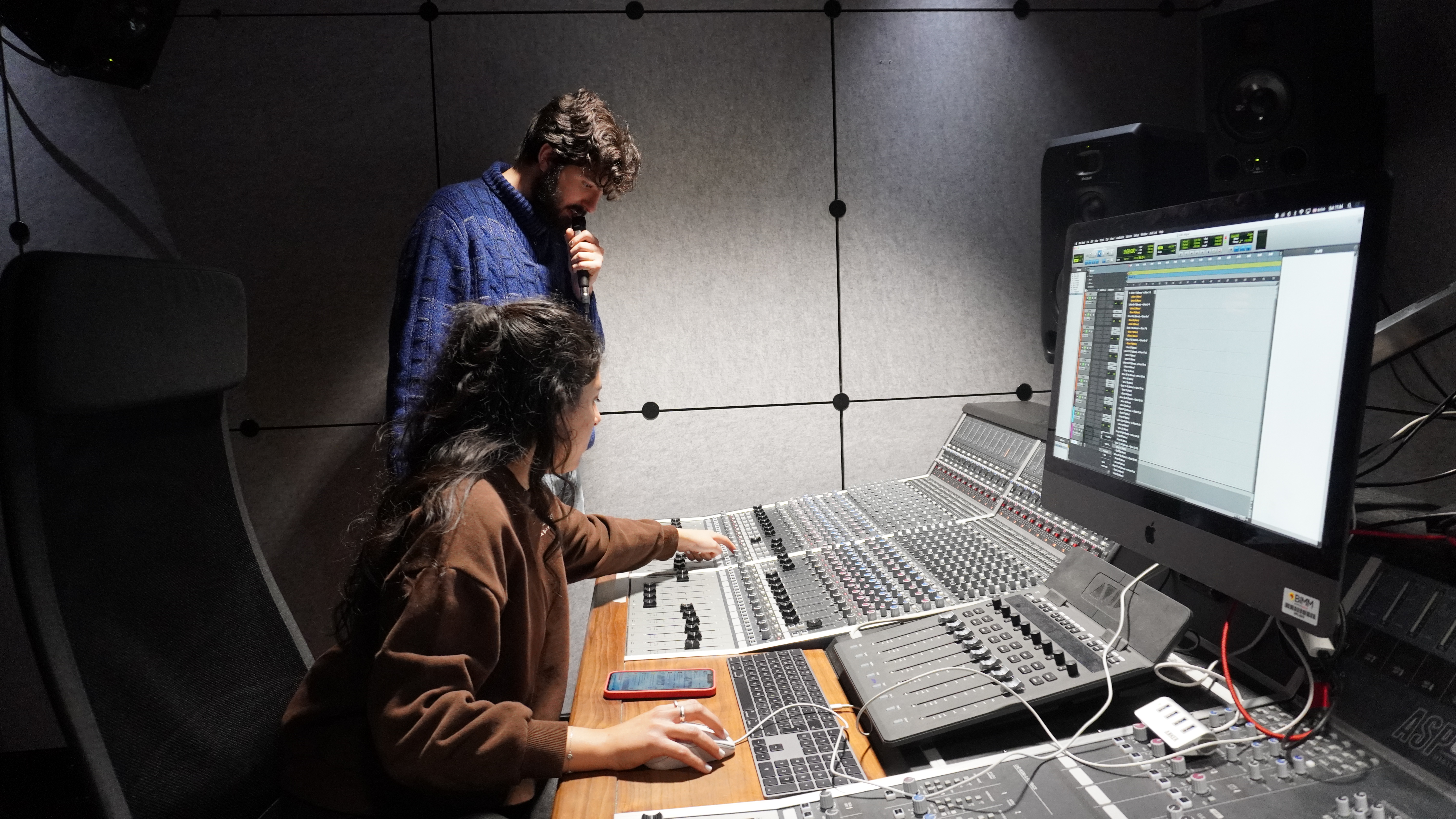 Miguel Lee in Studio